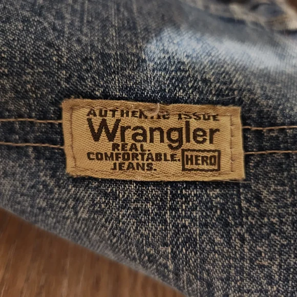 Wrangler Men's Relaxed Jeans in Blue - Picture 9 of 13